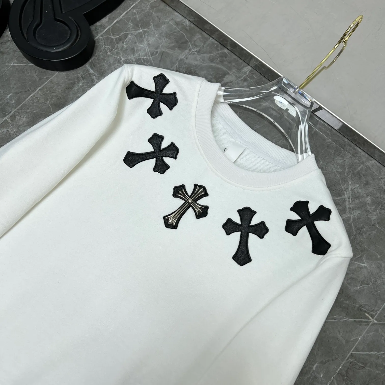 P240 Chrome Hearts🍁Autumn and winter 2025 simultaneous sale at counters Chrome Hearts heavy industry patchwork leather cross round neck sweatshirt improved customized version 1:1 high weight fabric 🌈Recommended colors: white black 🌈Cardage: S, M, L, XL.